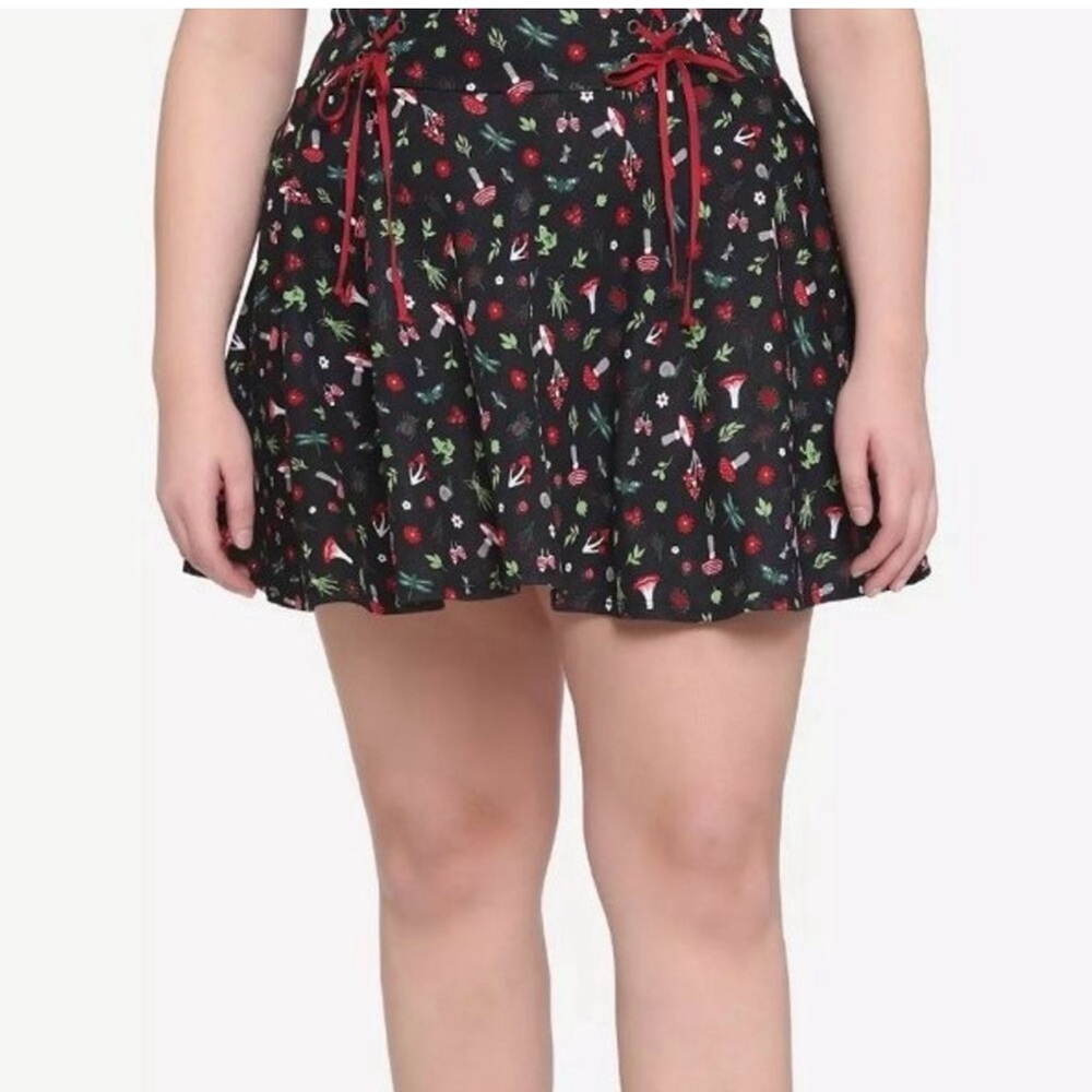 Midnight Hour Hot Topic Skater Mini Skirt size 1 1x 14/16 mushroom frogs lace up